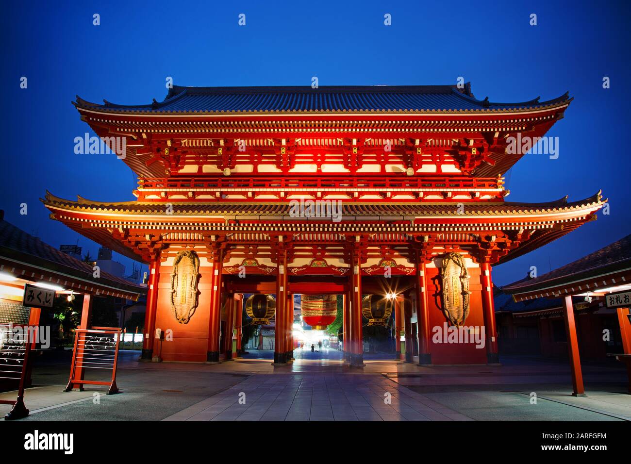 La porta Kaminarimon del Tempio Sensoji, conosciuto anche come Tempio Asakusa Kannon, a Tokyo Giappone. Foto Stock