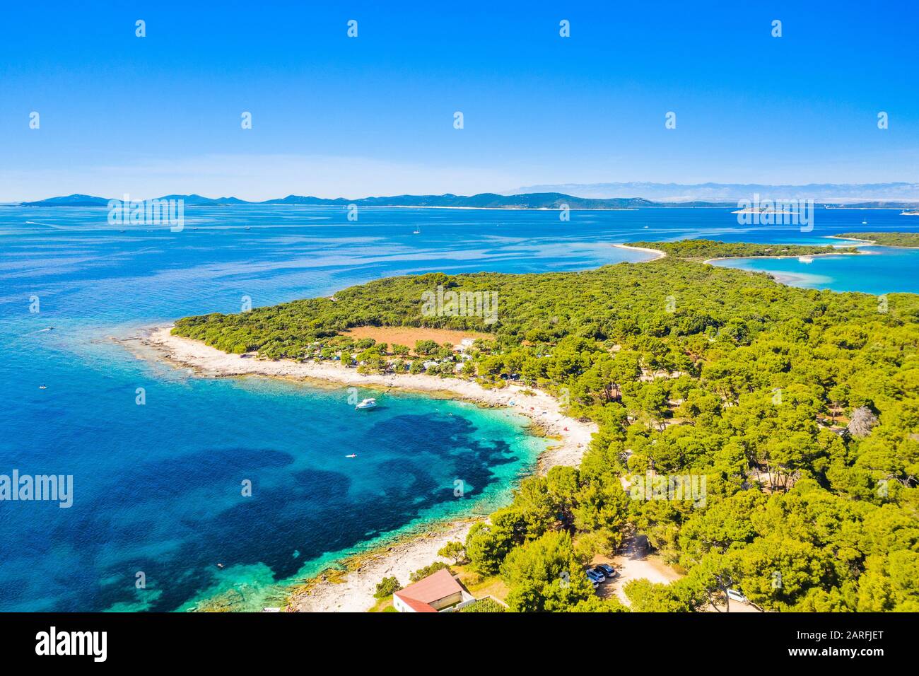 Croazia, splendido mare Adriatico paradiso, arcipelago sull'isola di Dugi Otok in Croazia, mare aereo, yacht ancorati in blu baia Foto Stock