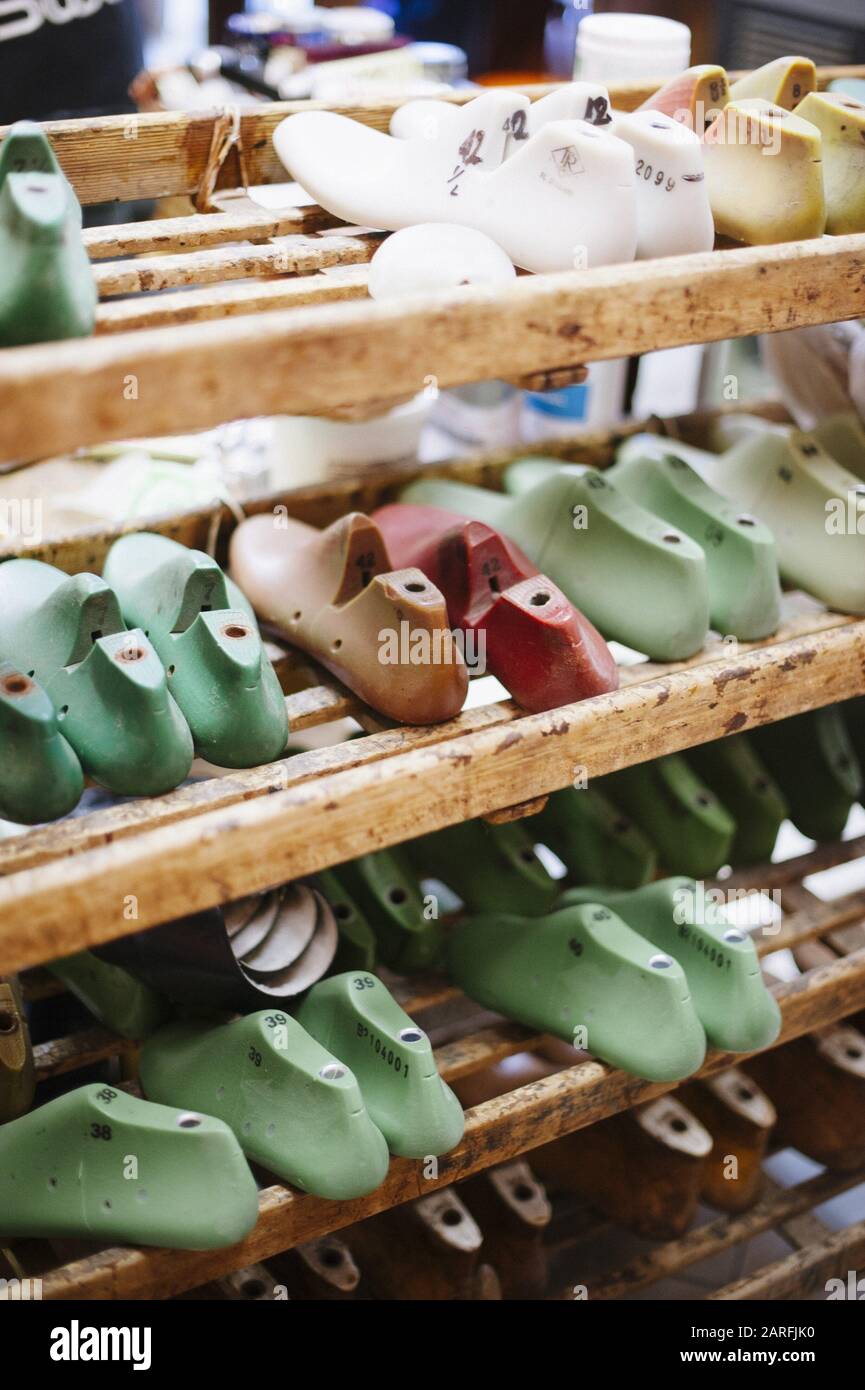 Forme di scarpe in plastica e legno, utensili per calzolaio Foto stock -  Alamy