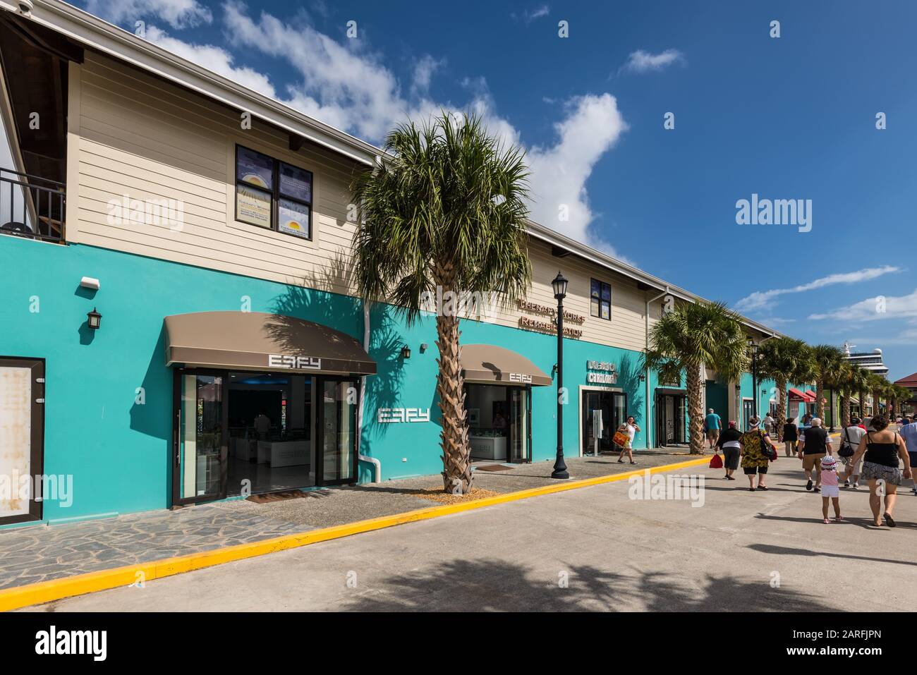 Road Town, Isole Vergini britanniche - 16 dicembre 2018: Street view of Road Town al giorno con negozi turistici e palme in Road Town, Tortola, British Vir Foto Stock