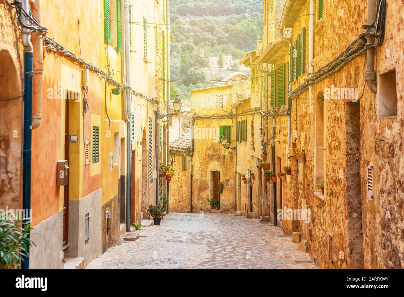 Strada di Valldemossa vecchio villaggio mediterraneo, il punto di riferimento di Maiorca, Spagna isola Foto Stock
