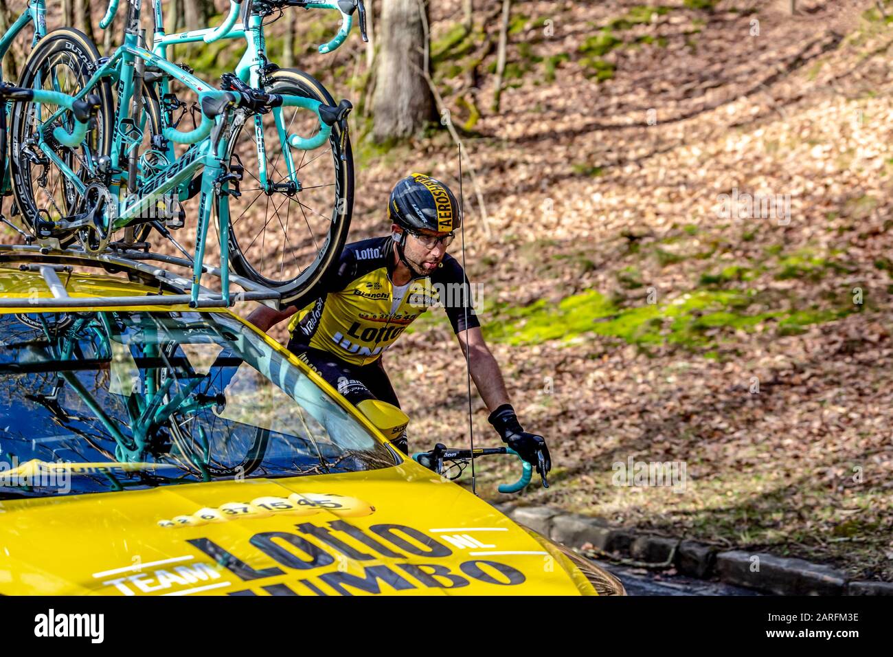 Cote de Senlisse, Francia - 5 marzo 2017: Il ciclista olandese Tom Leezer del Team Lotto NL-Jumbo in sella alla sua vettura di squadra sulla Cote de Senlisse durante il Foto Stock