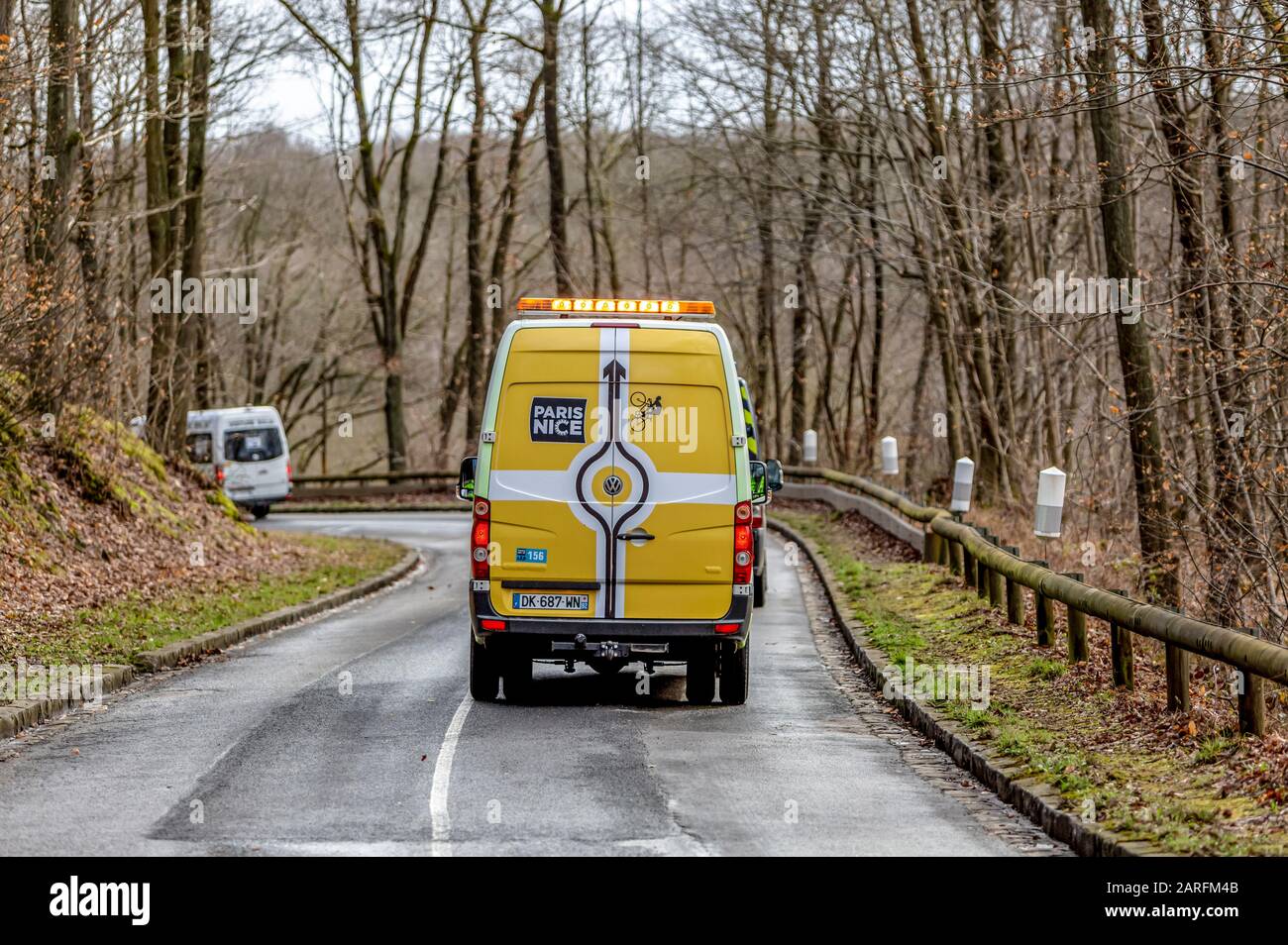 Cote de Senlisse, Francia - 5 marzo 2017: Van ufficiale degli organizzatori che guidano alla fine del Peloton sulla Cote de Senlisse durante la prima tappa Foto Stock