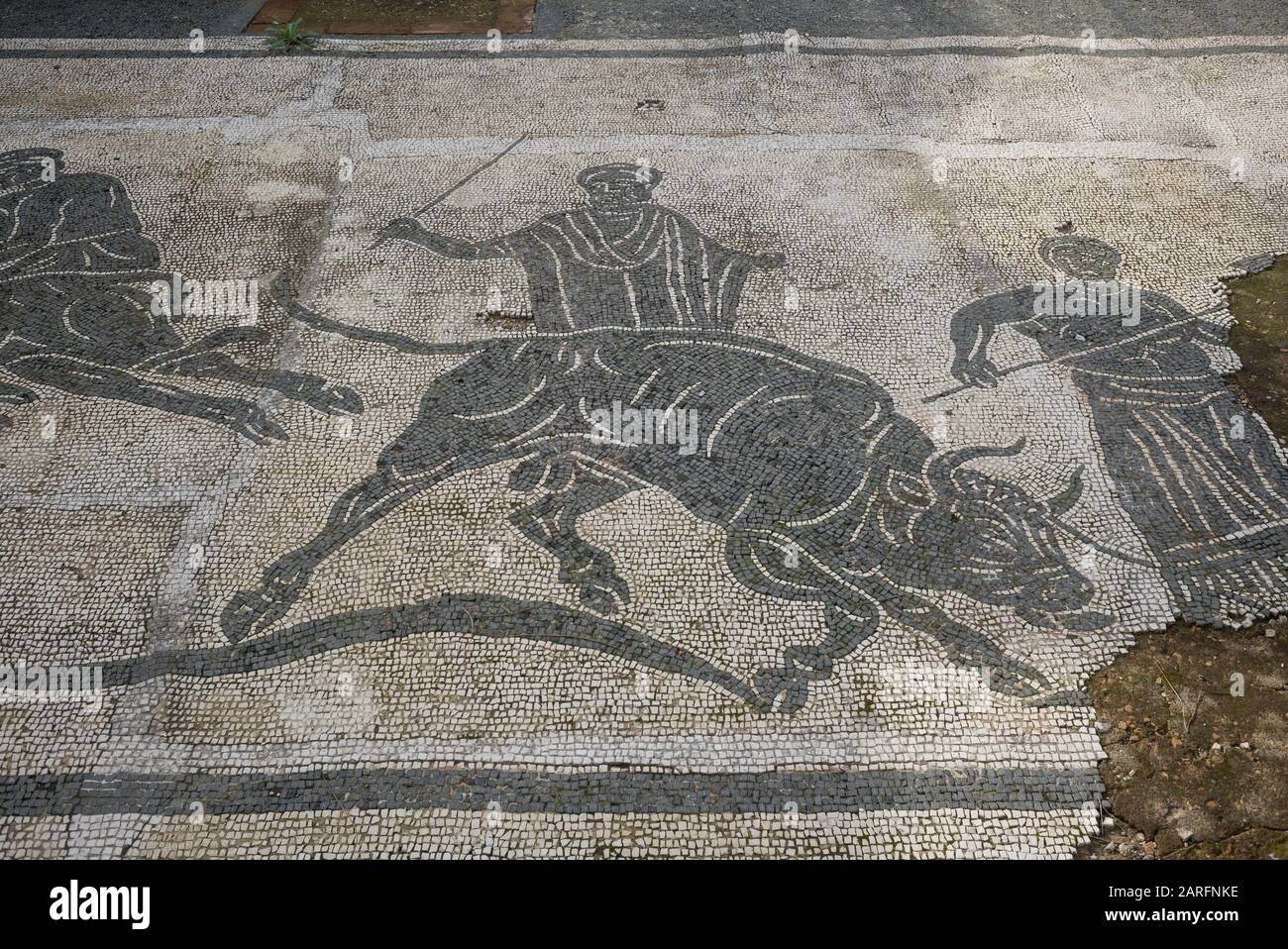 Roma. Italia. Ostia Antica. Caserma dei Vigili (Caserma dei Vigili del fuoco). Mosaico raffigurante un toro portato a sacrificio nel pronao (vestibolo Foto Stock