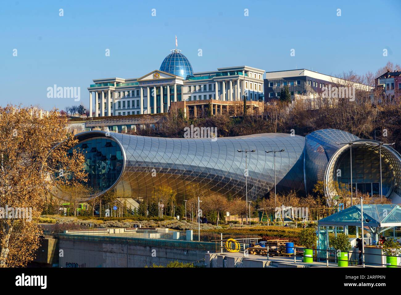 Tbilisi. Sala concerti Raik. Oggetto d'arte nello stile dell'alta tecnologia sotto forma di due enormi divergenti ad angolo acuto in diverse direzioni tubi pazzo Foto Stock