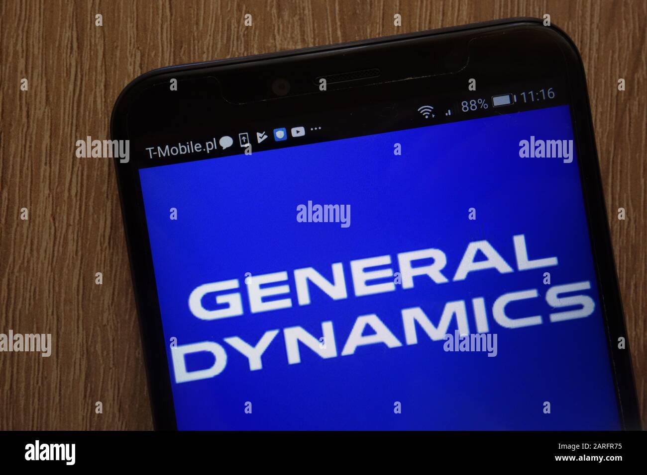 Logo General Dynamics visualizzato su uno smartphone moderno Foto Stock