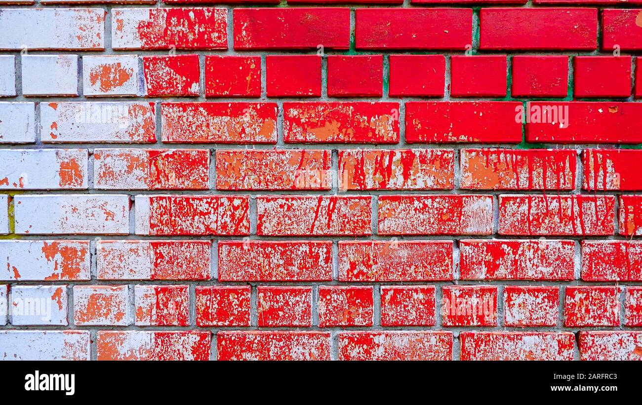 Parete colorata con vernice rossa e bianca brillante Foto Stock