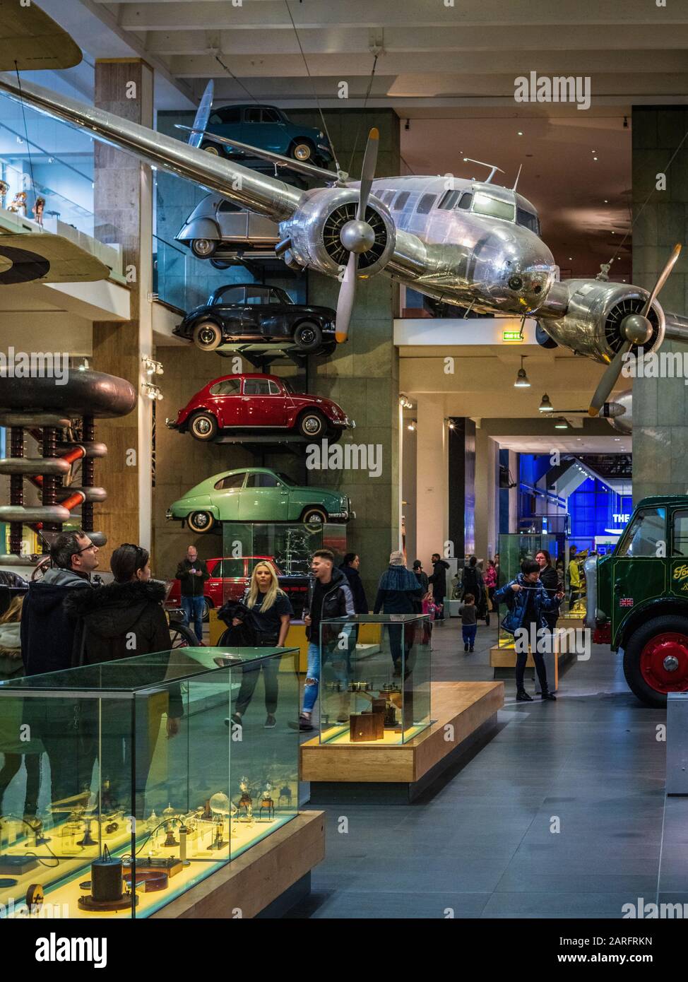 Science Museum London - le mostre Al Piano Terra del Science Museum South Kensington London includono un aereo di linea Lockheed Electra Foto Stock