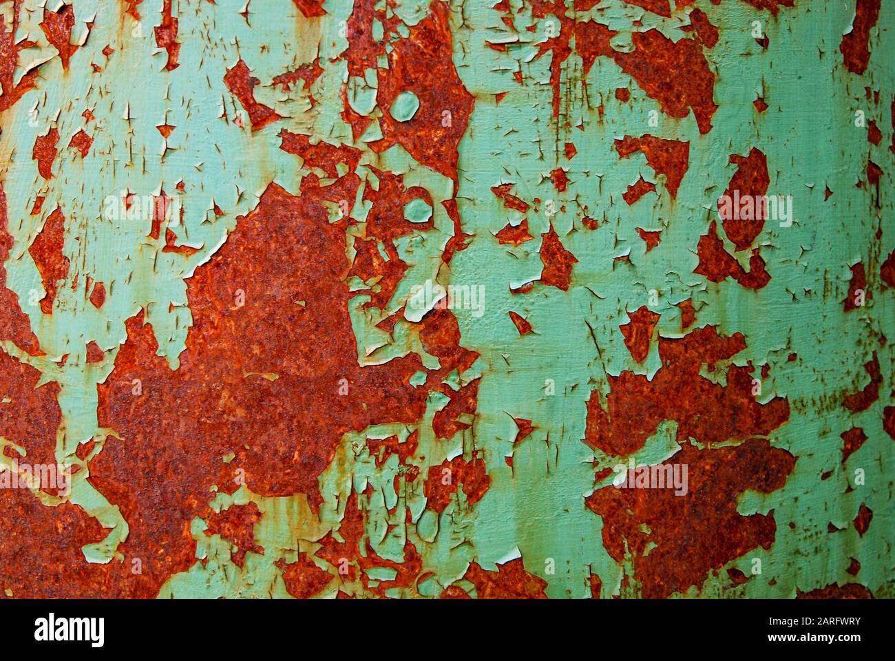 Parete di ferro ossidata con ruggine e pilled via vernice verde Foto Stock