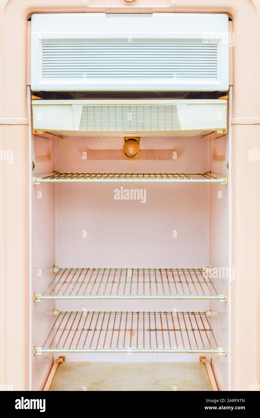 Interno di un frigorifero rosa retrò degli anni '50 Foto Stock