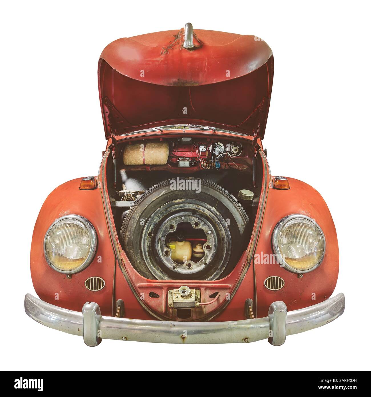 Vista frontale di un'auto classica arrugginita con cofano aperto isolato su sfondo bianco Foto Stock
