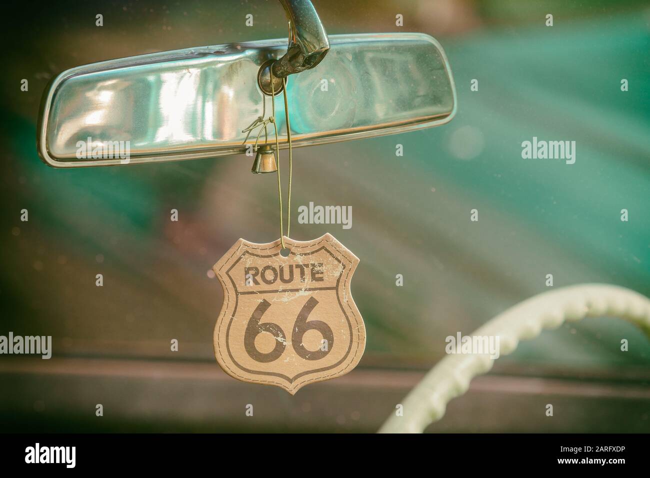 Badge Route 66 appesi su uno specchio per auto di un'auto classica Foto Stock