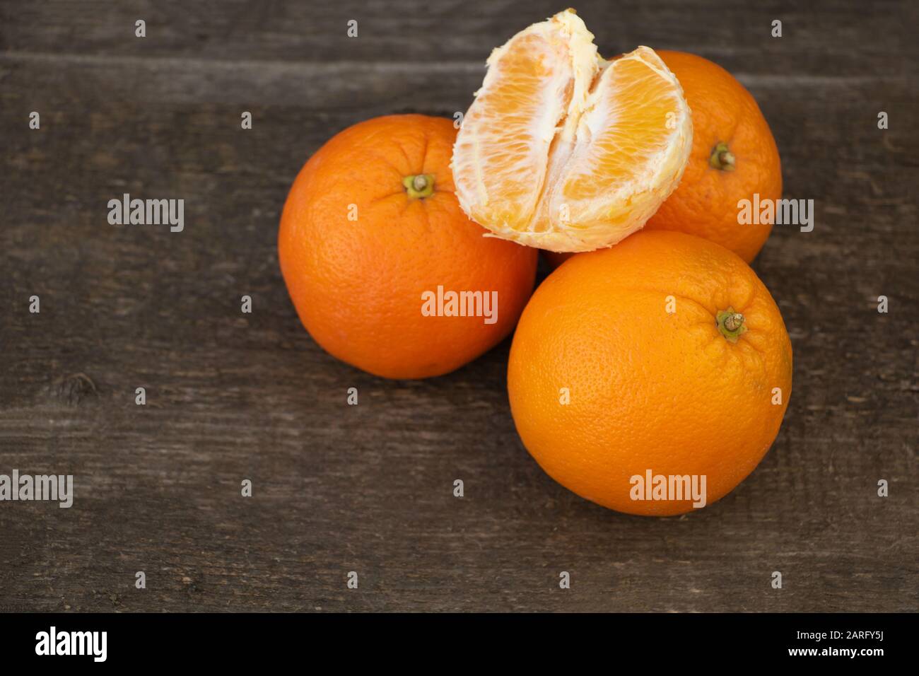 Arance su sfondo di legno. I benefici delle arance Foto Stock