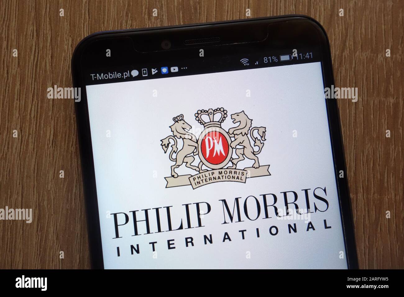 Il logo Philip Morris International viene visualizzato su uno smartphone moderno Foto Stock