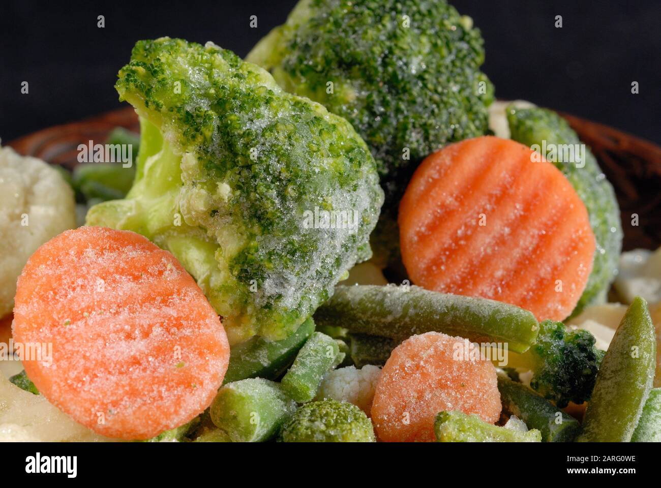 Set congelato di verdure tritate con broccoli, cavolfiore, carote, garofano di asparagi. Profondità di campo bassa Foto Stock