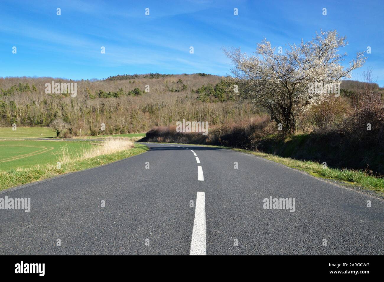 Una strada nazionale in montagna Foto Stock