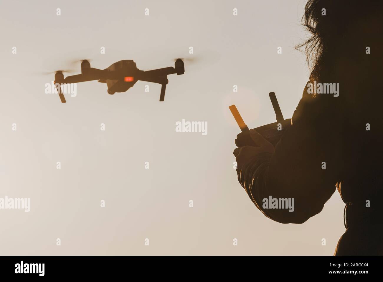 Una ragazza non identificata che vola un UAV anche conosciuto come drone Foto Stock