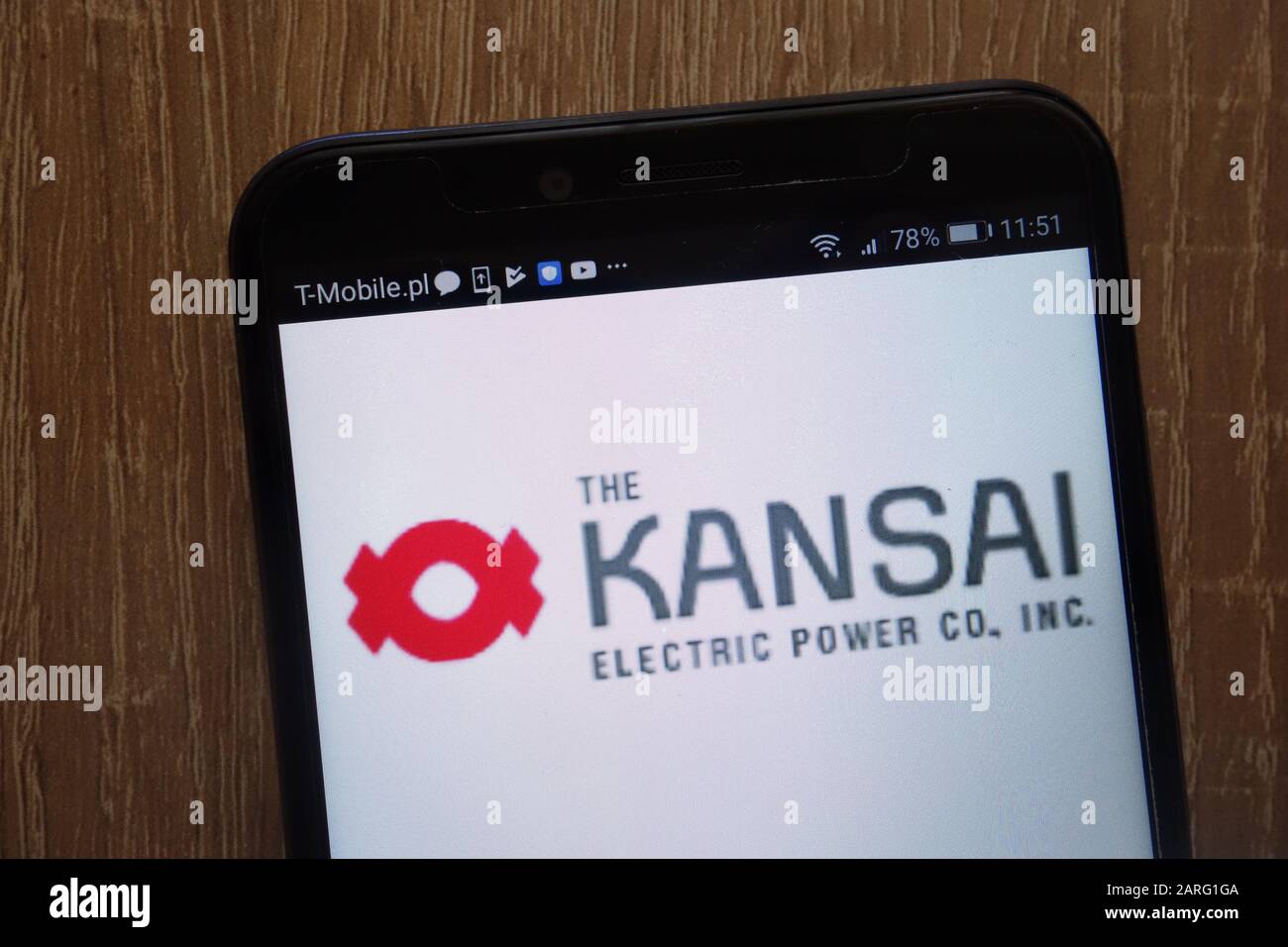 Il logo Kansai Electric Power viene visualizzato su uno smartphone moderno Foto Stock