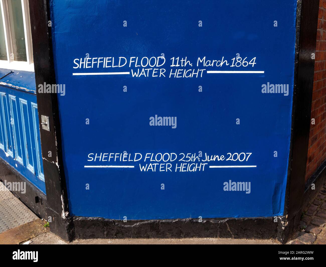 Sheffield Flood Level Sign, 1864 E 2007, Alma Street, Kelham Island, Sheffield Foto Stock