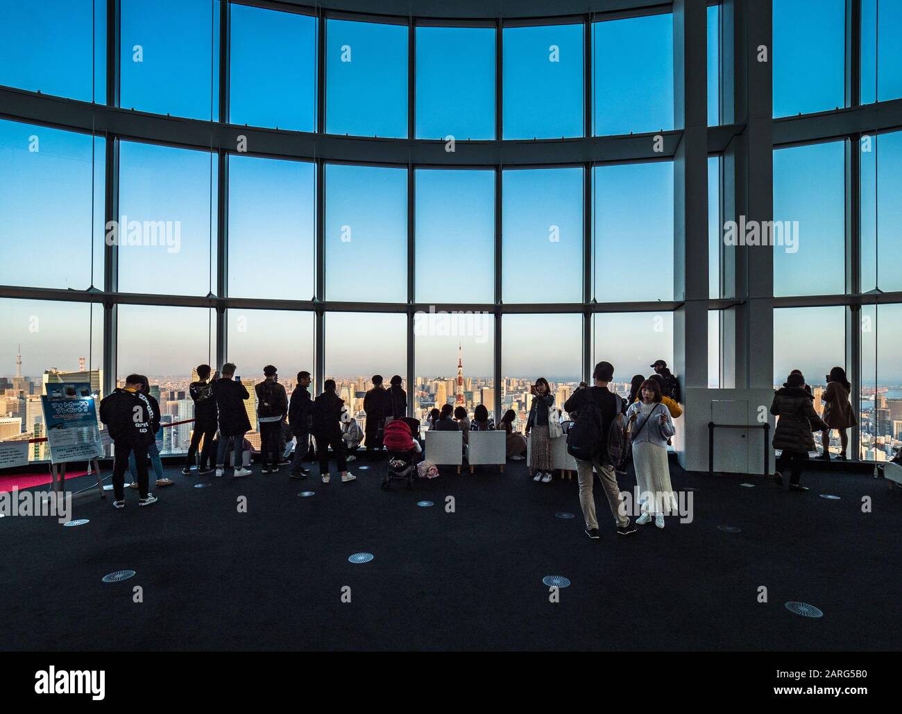Tokyo Tourists Tokyo Tourism - I Turisti Possono Ammirare La Tokyo Tower E La Greater Tokyo Dalla Piattaforma Di Osservazione Roppongi Hills Di Tokyo City View Foto Stock