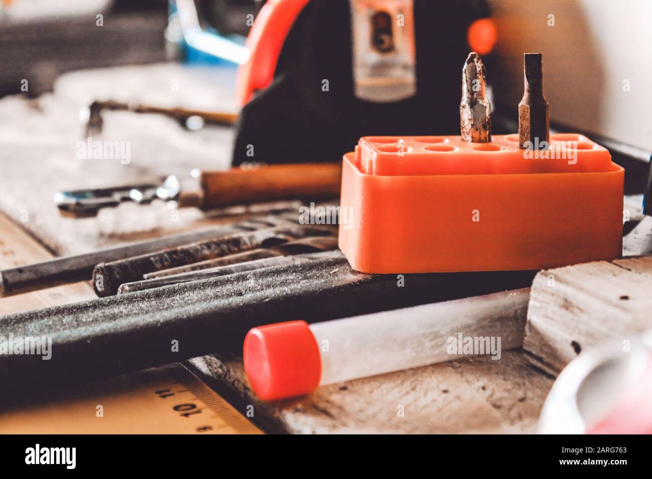 Gli attrezzi per lavorare con una chiave, un cacciavite e un trapano sono situati sul tavolo. Vari attrezzi di Falegnameria. Strumenti per il lavoro. Foto Stock