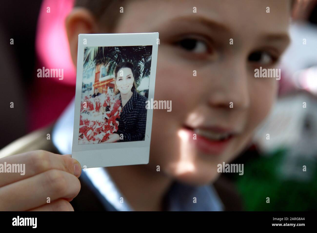 Luke Wheeler-Waddison, 10, mostra un polaroide preso dalla duchessa di Cambridge durante una visita ad un laboratorio creativo gestito dal National Portrait Gallery's Hospital Program presso l'Evelina London Children's Hospital, all'interno del St Thomas' Hospital di Westminster, Londra. Foto Stock