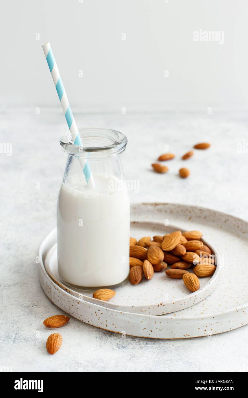 Latte di mandorle vegane, latte alternativo non caseario in una bottiglia da chiudere Foto Stock