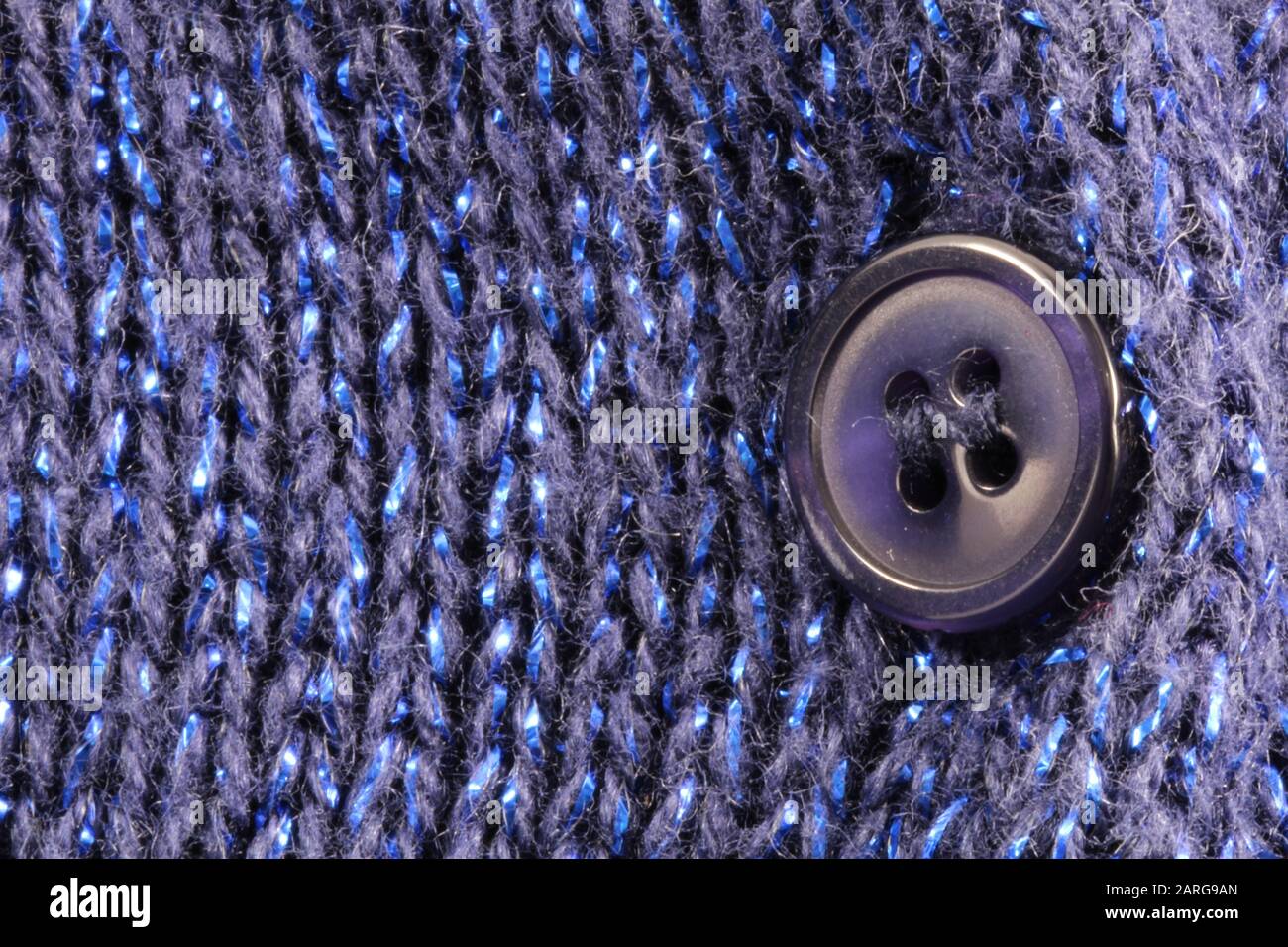 Primo piano immagine di Navy Blue Knit Texture of Sweater con pulsante blu Foto Stock