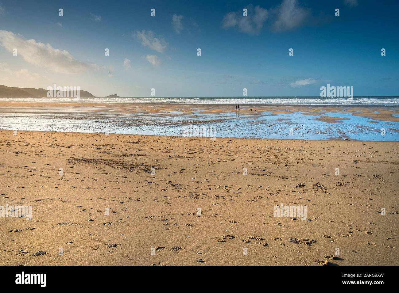 Bassa marea a Fistral Beach a Newquay in Cornwall. Foto Stock