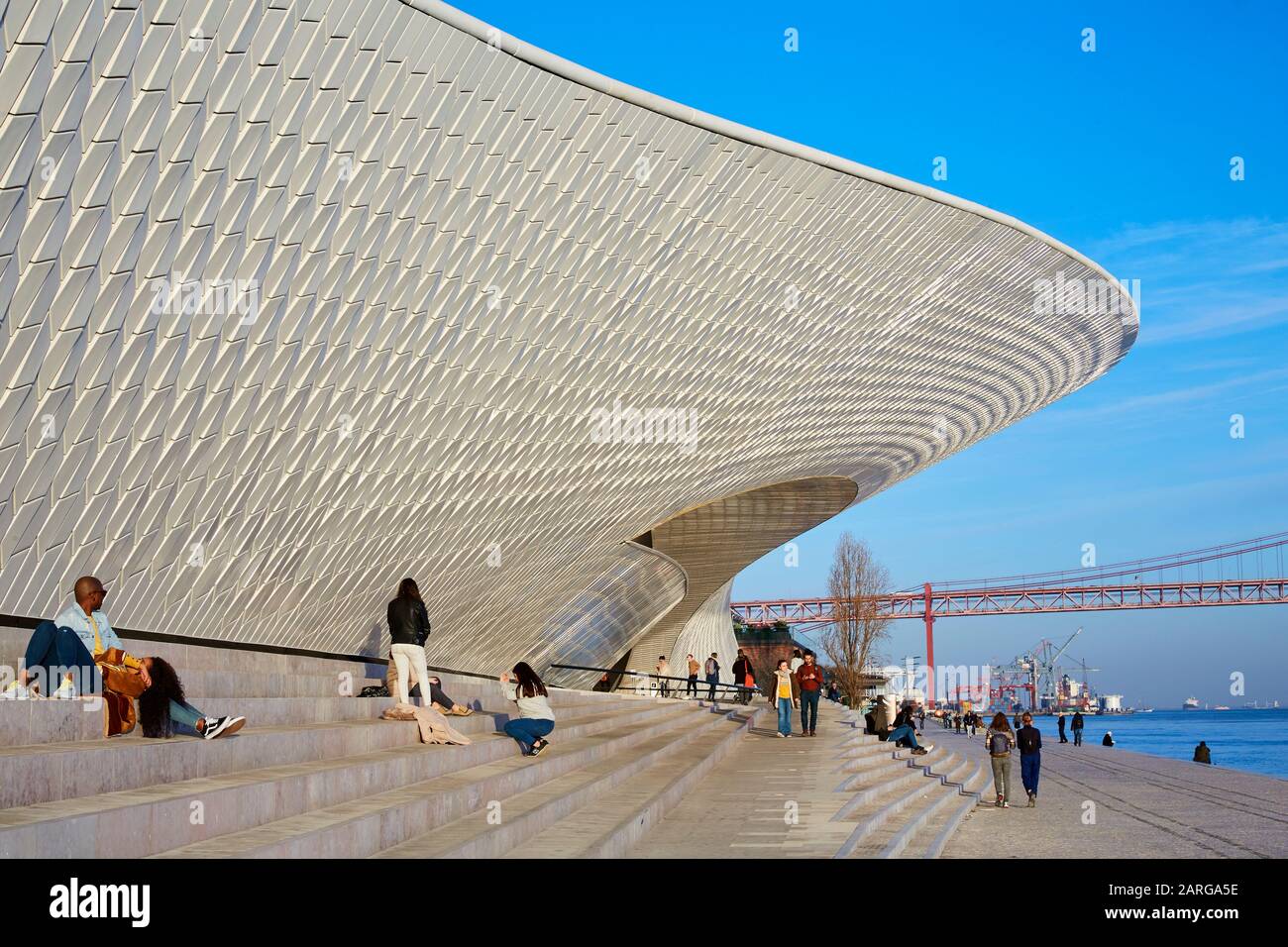 Facciata del Museo d'Arte, architettura e tecnologia di Lisbona, progettato dall'architetto Amanda Levete Foto Stock