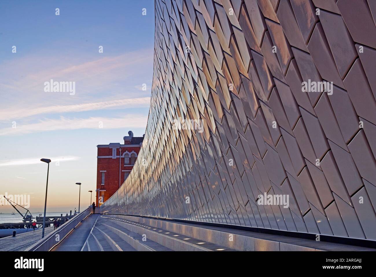 Facciata del Museo d'Arte, architettura e tecnologia di Lisbona, progettato dall'architetto Amanda Levete Foto Stock