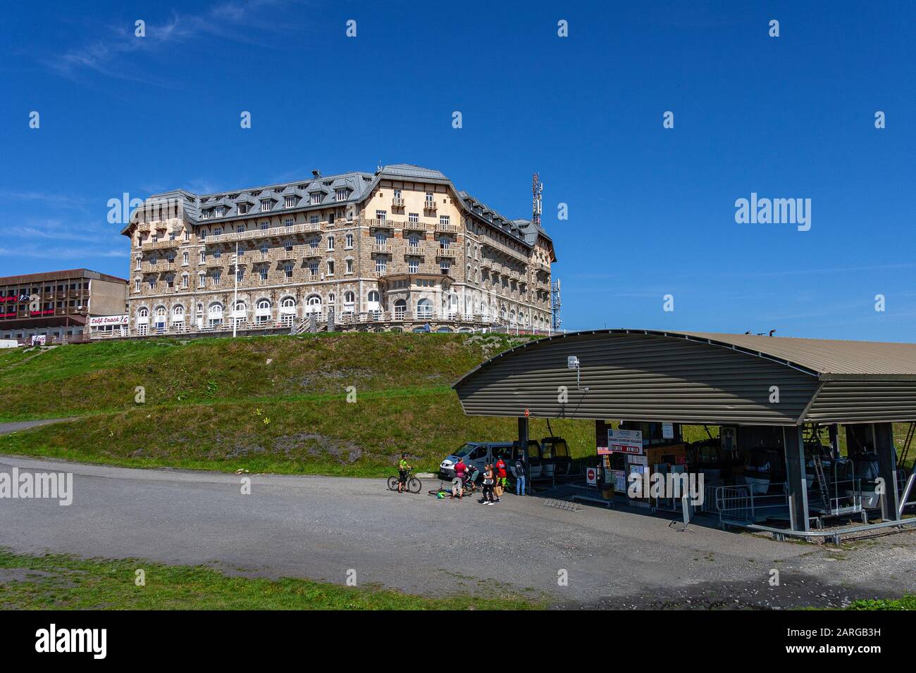 Località turistica in montagna con alberghi, impianti di risalita e sentieri escursionistici. Stazione sciistica Luchon Superbagnères, Francia Foto Stock