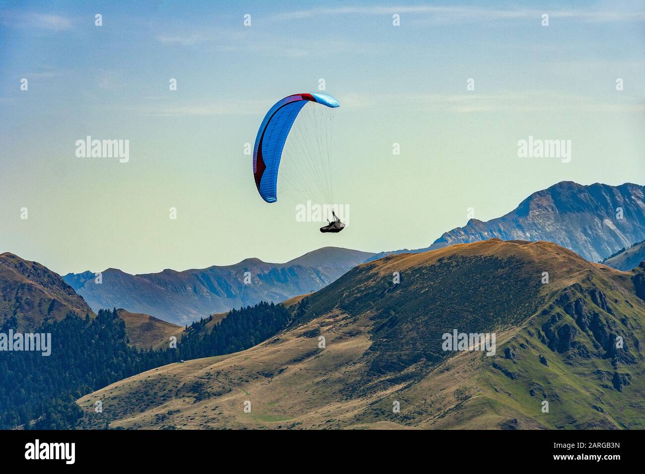 Parapendio, sport estremi, volare sui Pirenei sul lato francese. Stazione sciistica Luchon Superbagnères, Francia Foto Stock