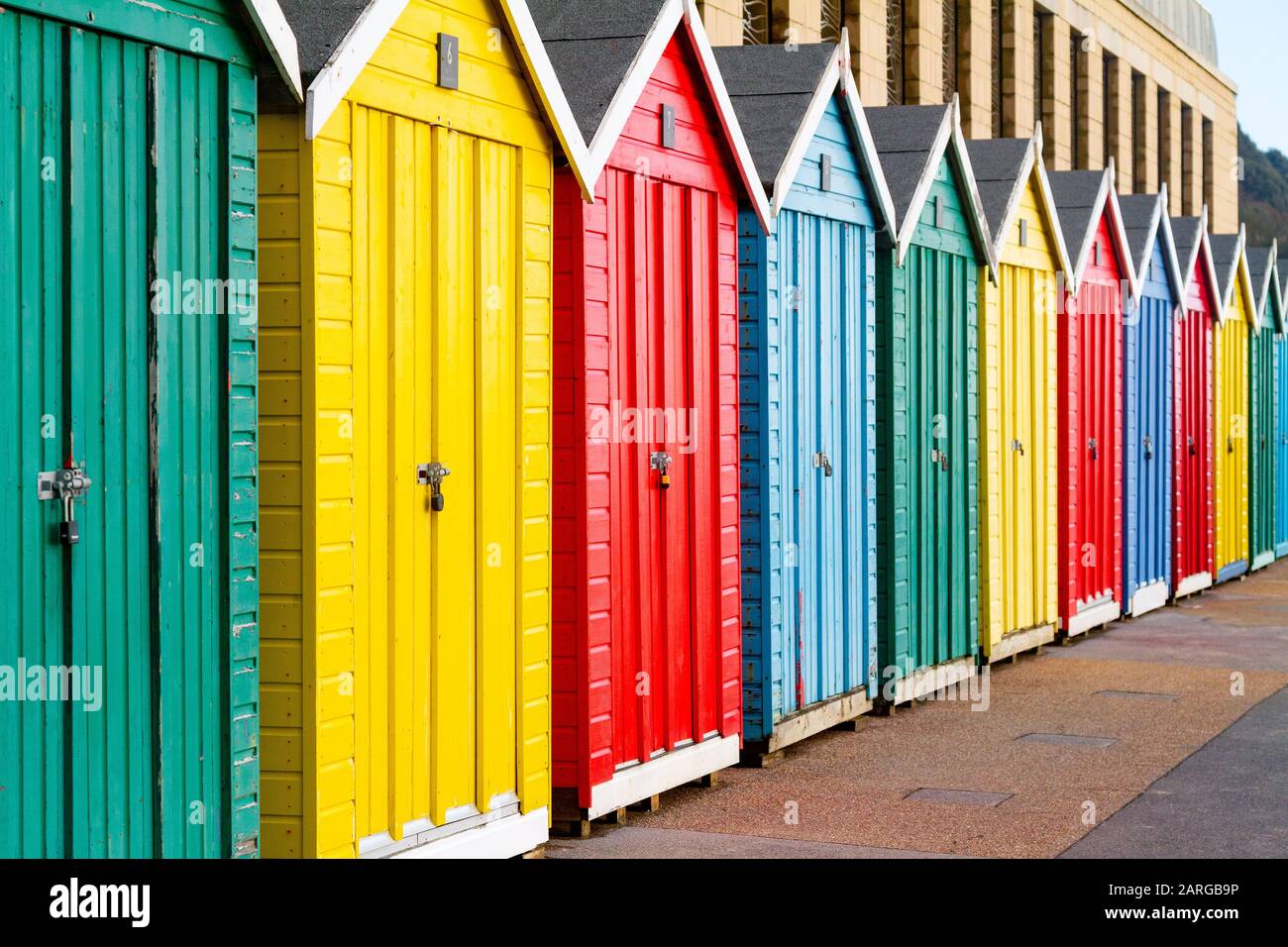 Splendida Spiaggia Colorata Huts sul lungomare di Boscombe Beach sulla costa sud del Regno Unito Foto Stock