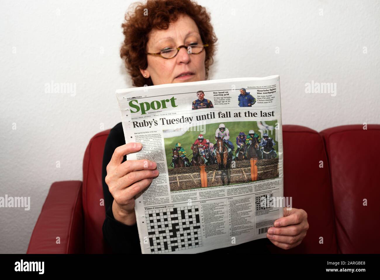 Donna leggendo una copia del giornale di tempi Foto Stock