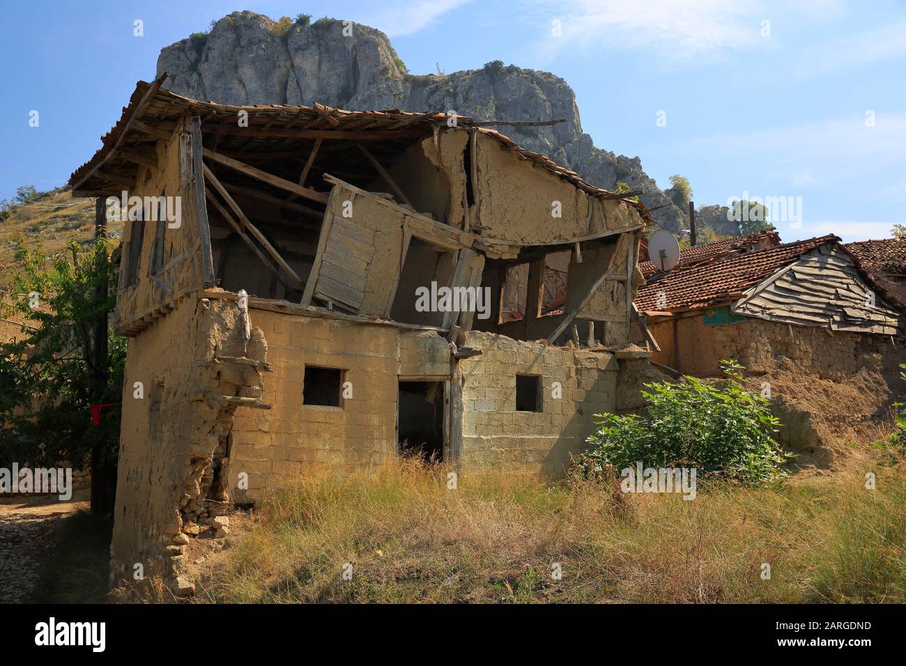 Case in mattoni di fango rovinato in un terremoto. Iznik, Turchia. Foto Stock