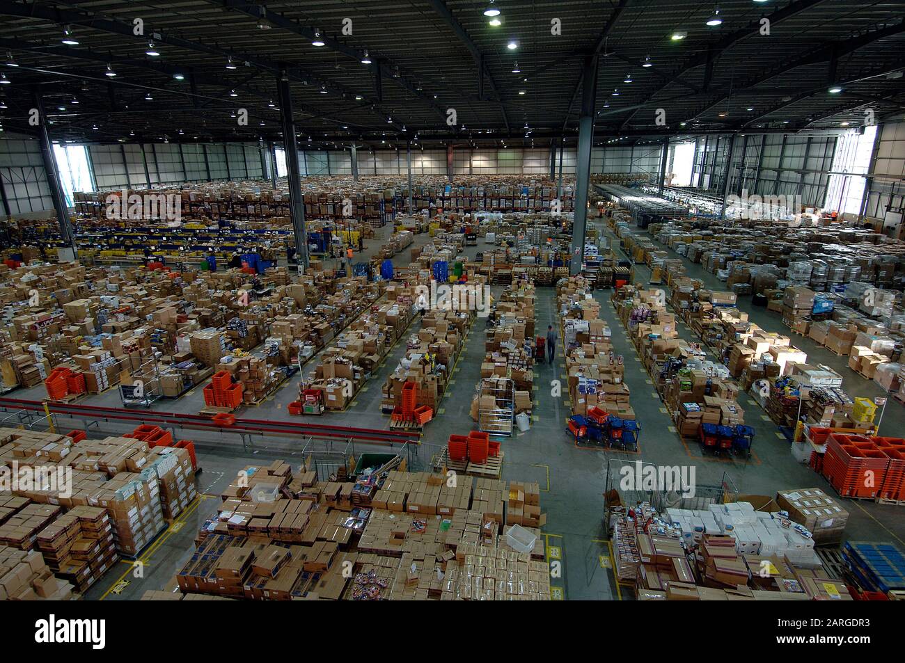 Il centro di distribuzione Amazon.co.uk di Marston Gate, Milton Keynes Inghilterra, occupa 540.000 piedi quadrati di spazio per la preparazione del periodo natalizio nel 2007. Foto Stock
