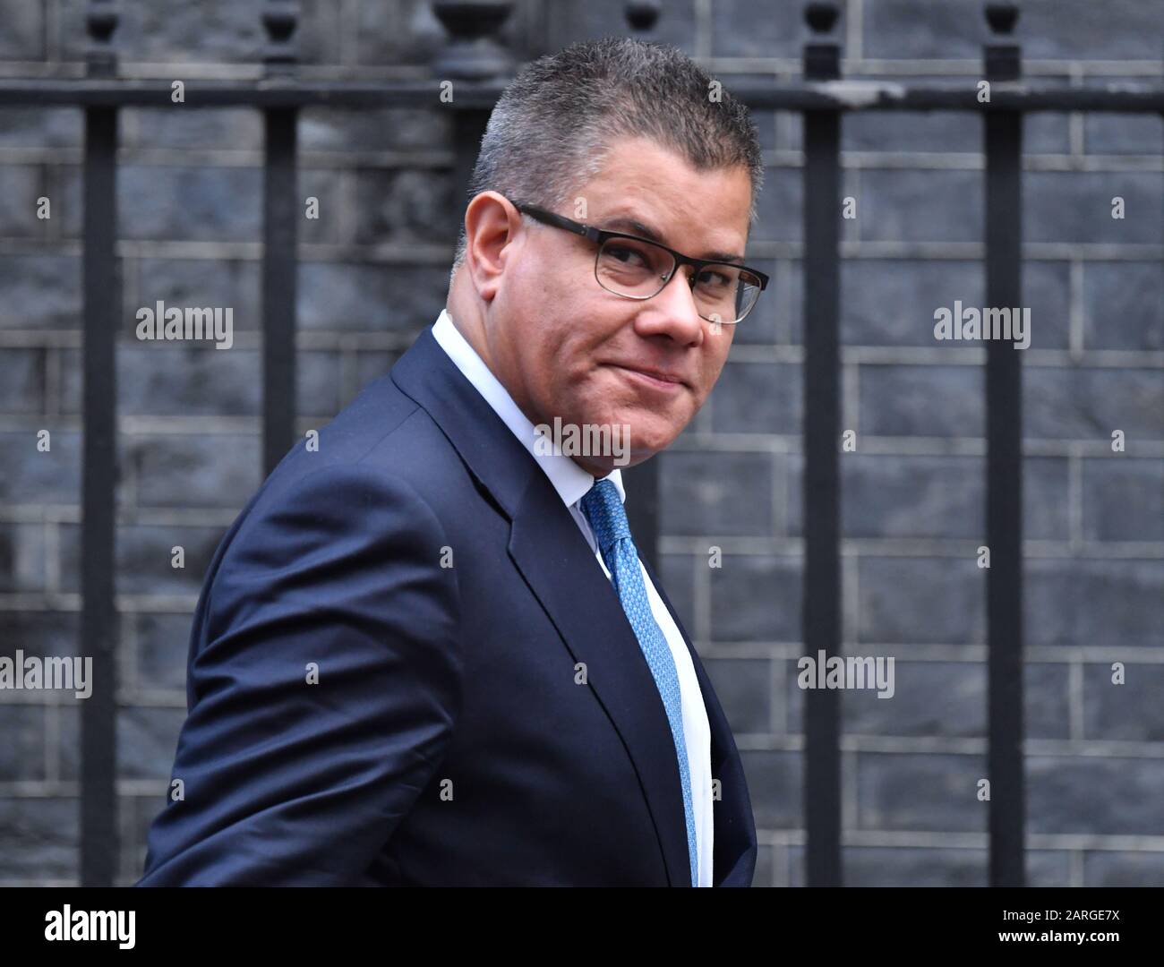 Downing Street, Londra, Regno Unito. 28th gennaio 2020. I ministri del governo lasciano la riunione del Consiglio di sicurezza Nazionale al n° 10 dopo aver deciso l'uso della società cinese di tecnologia Huawei per la rete 5G. Immagine: Alok Sharma, Segretario Di Stato Per Lo Sviluppo Internazionale. Credito: Malcolm Park/Alamy Live News. Foto Stock