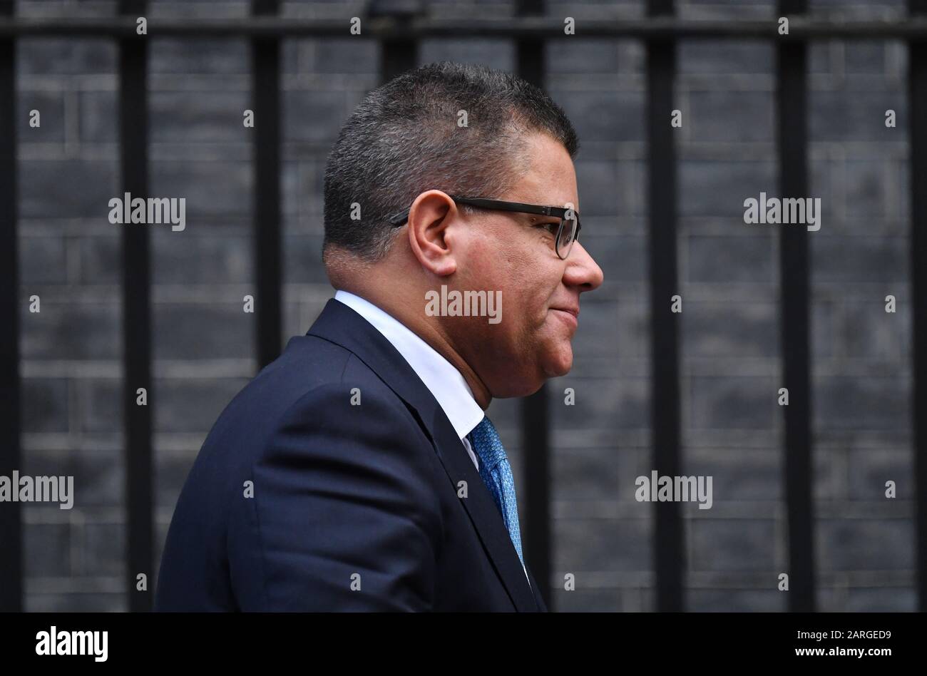 Downing Street, Londra, Regno Unito. 28th gennaio 2020. I ministri del governo lasciano la riunione del Consiglio di sicurezza Nazionale al n° 10 dopo aver deciso l'uso della società cinese di tecnologia Huawei per la rete 5G. Immagine: Alok Sharma, Segretario Di Stato Per Lo Sviluppo Internazionale. Credito: Malcolm Park/Alamy Live News. Foto Stock