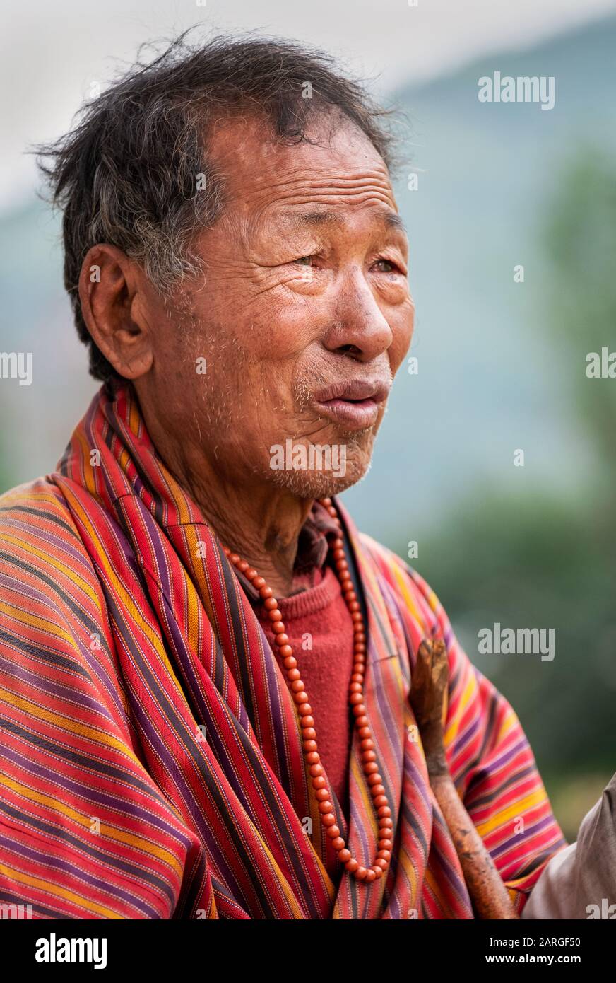 Ritratto di donna Tai Chi che danzano a Green Lake Park, Kunming, Yunnan, Cina, Asia Foto Stock