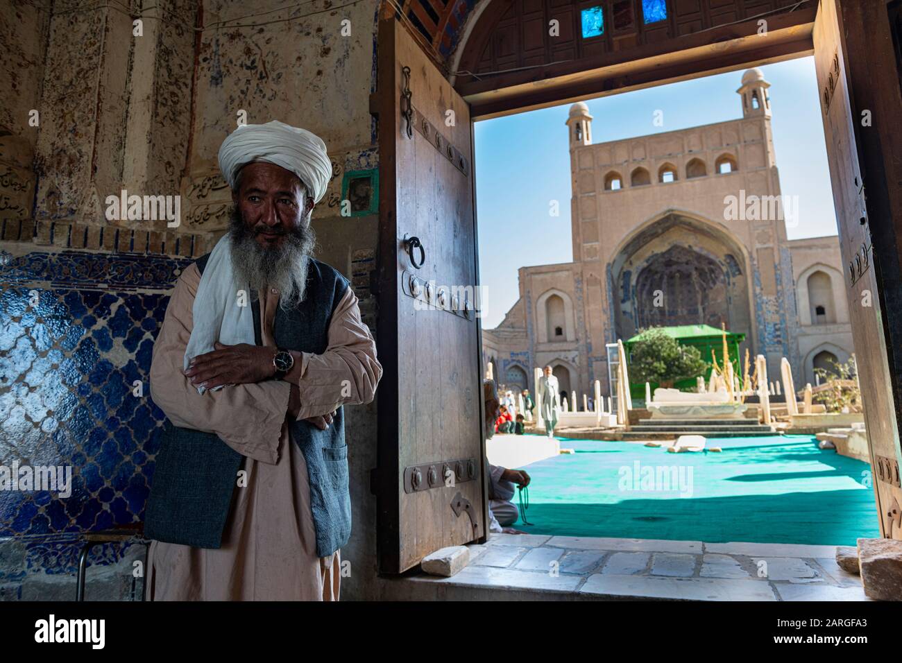Uomo anziano amichevole nel Santuario di Khwaja Abd Allah, Herat, Afghanistan, Asia Foto Stock