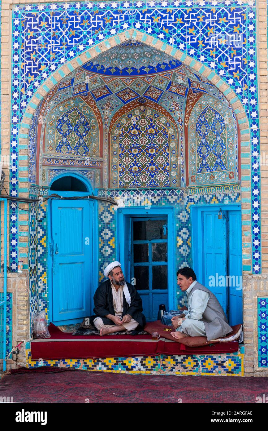 Uomini che discutono in un angolo della Moschea Blu, Mazar-e-Sharif, Afghanistan, Asia Foto Stock