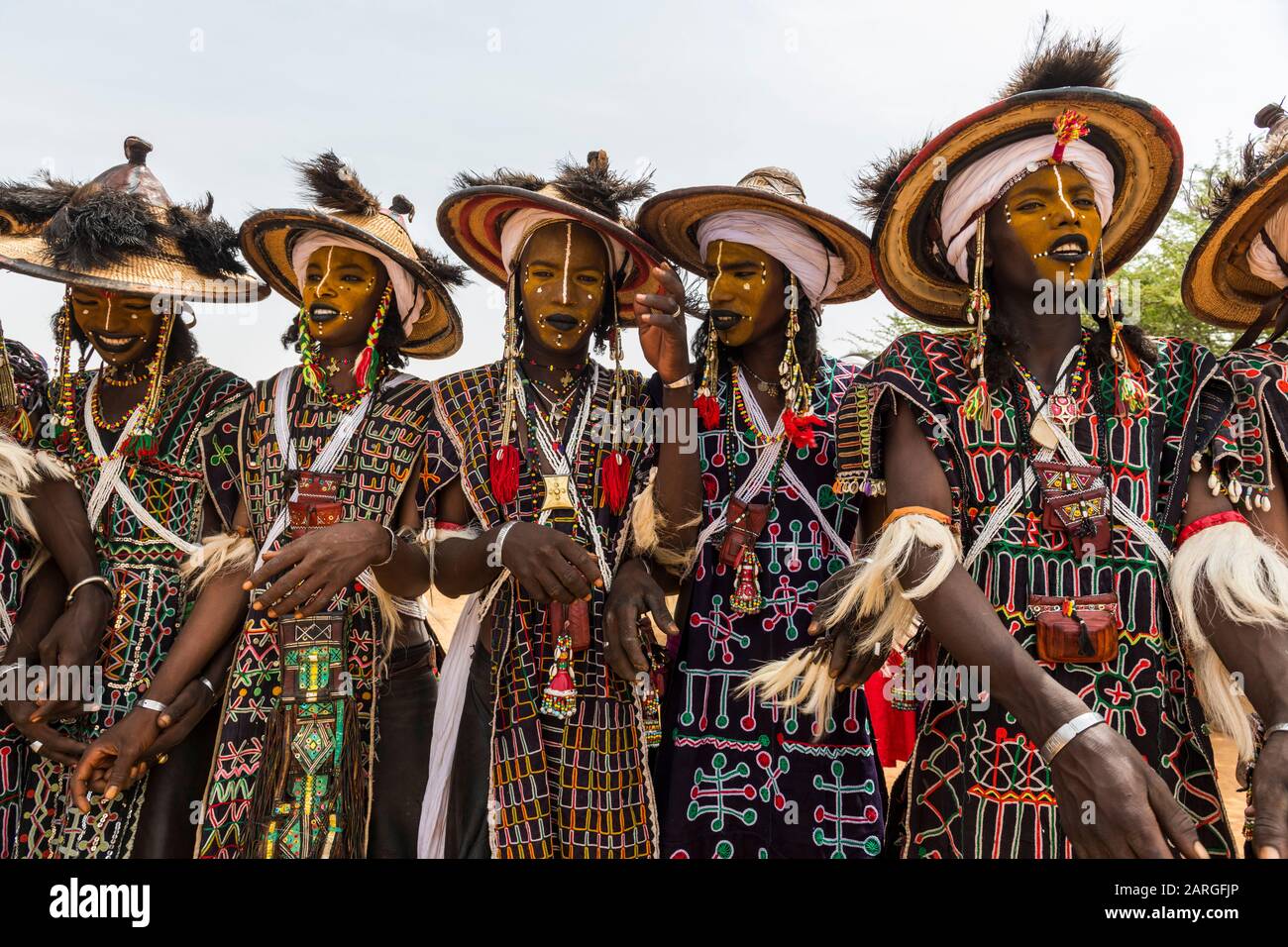 Wodaabe-Bororo uomini con volti dipinti al festival Gerewol annuale, concorso rituale corteggiamento tra il popolo Wodaabe Fula, Niger Foto Stock