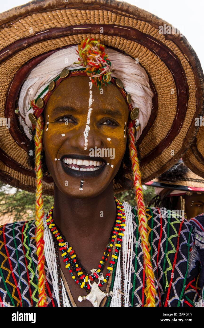 Wodaabe-Bororo uomo con volto dipinto al festival Gerewol annuale, concorso rituale corteggiamento tra il popolo Wodaabe Fula, Niger Foto Stock