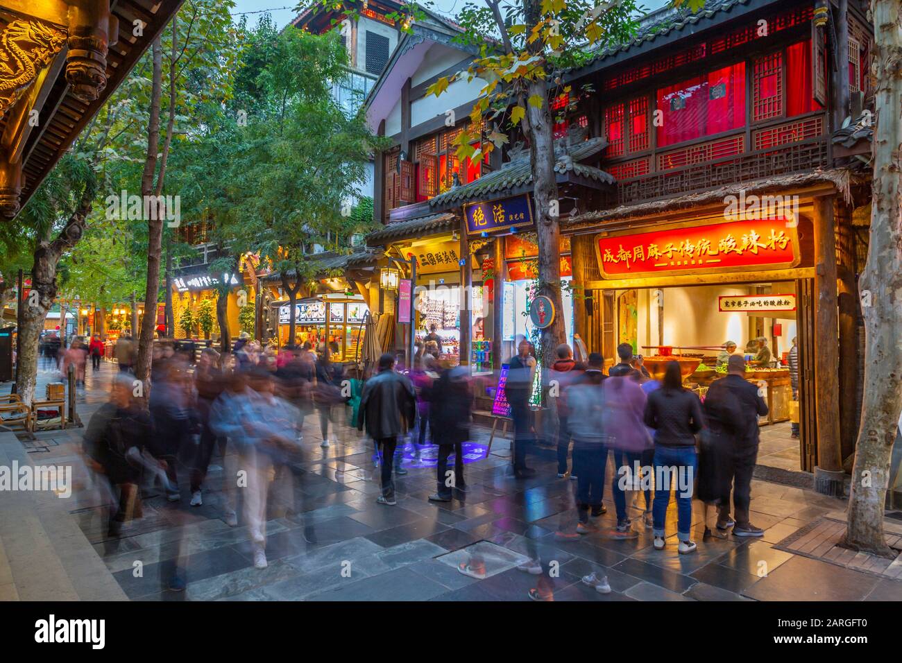 Shoppers In Kuanxiangzi Alley, Chengdu, Sichuan Province, Repubblica Popolare Cinese, Asia Foto Stock