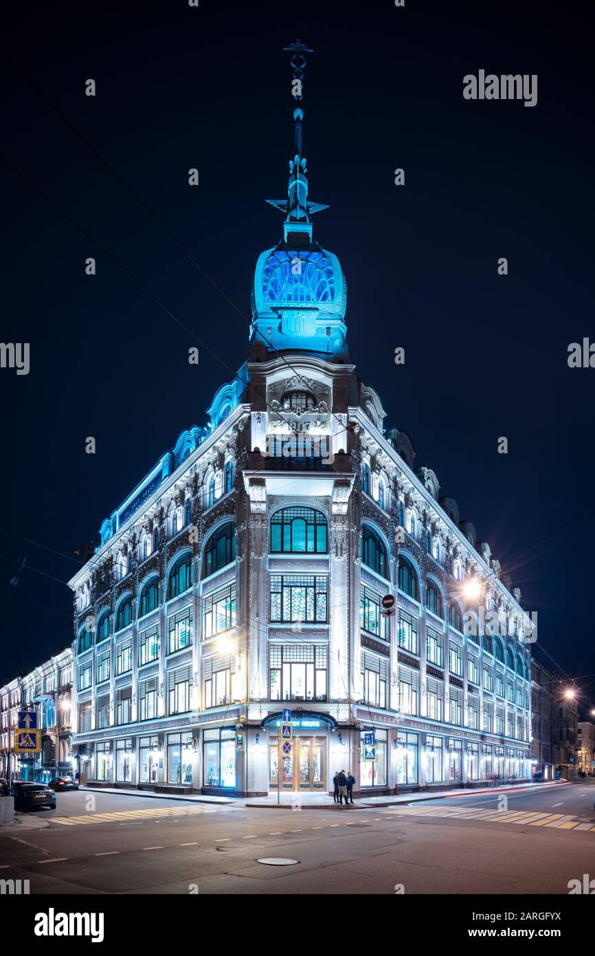 Au Pont Rouge Department Store Di Notte, San Pietroburgo, Leningrad Oblast, Russia, Europa Foto Stock