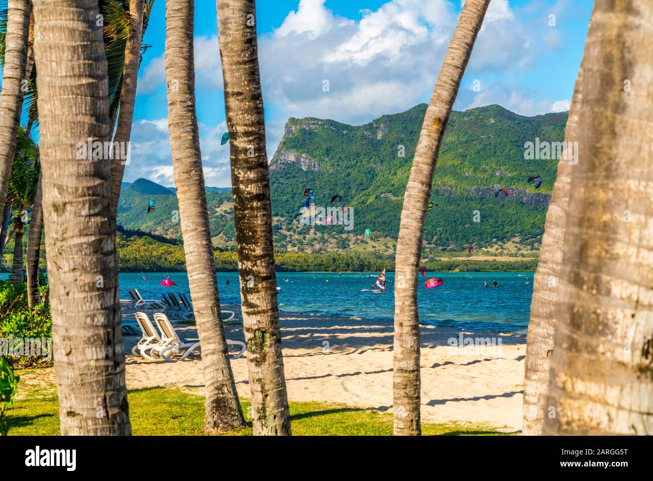Kitesurf nell'oceano visto dalla spiaggia tropicale con palme, le Morne Brabant, il quartiere del fiume Nero, Mauritius, Oceano Indiano, Africa Foto Stock