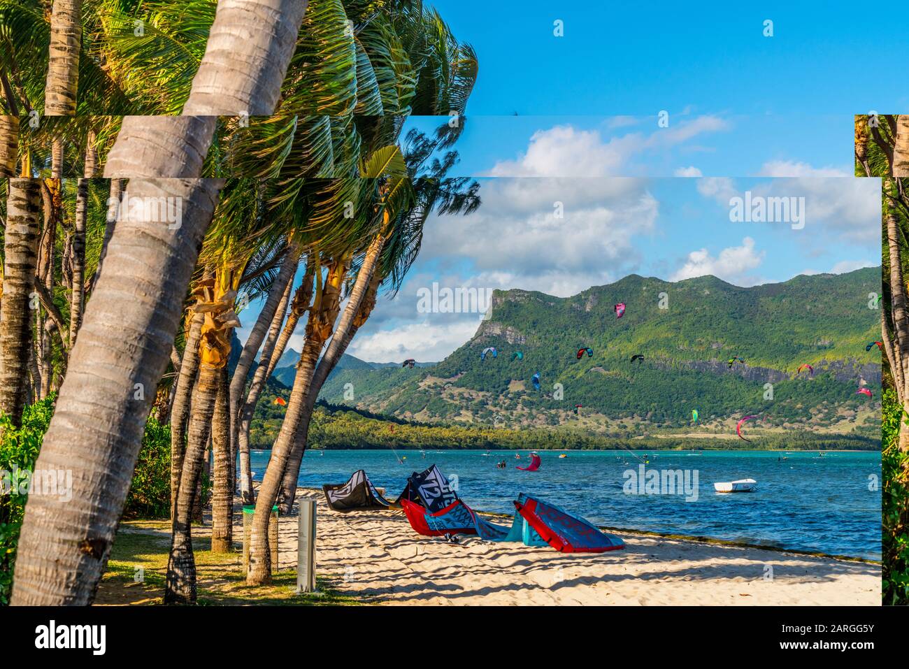 Kitesurf nell'oceano visto dalla spiaggia tropicale con palme, le Morne Brabant, il quartiere del fiume Nero, Mauritius, Oceano Indiano, Africa Foto Stock