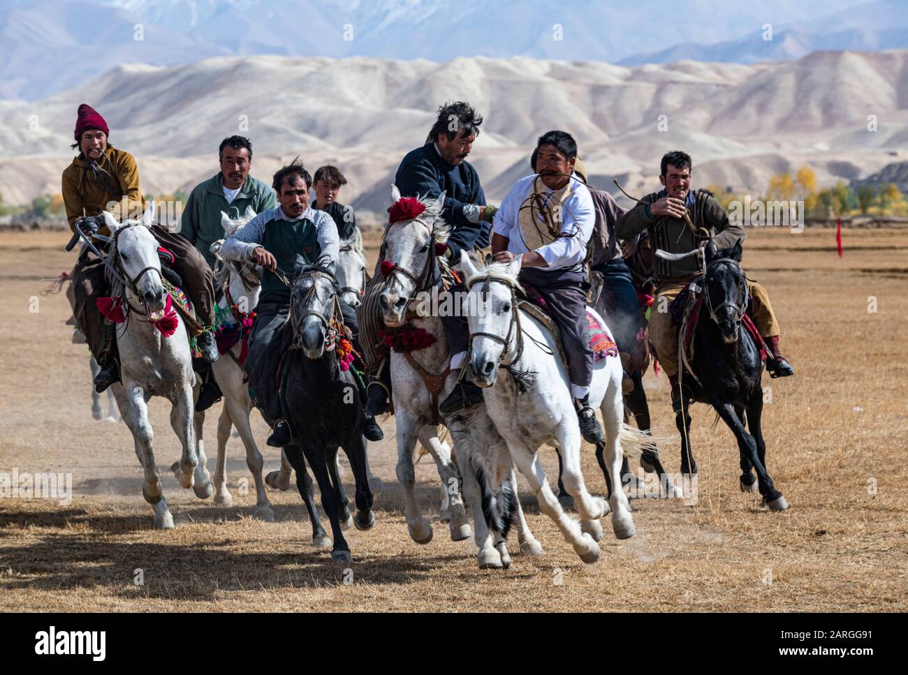 Uomini che praticano un tradizionale gioco di Buzkashi, Yaklawang, Afghanistan, Asia Foto Stock