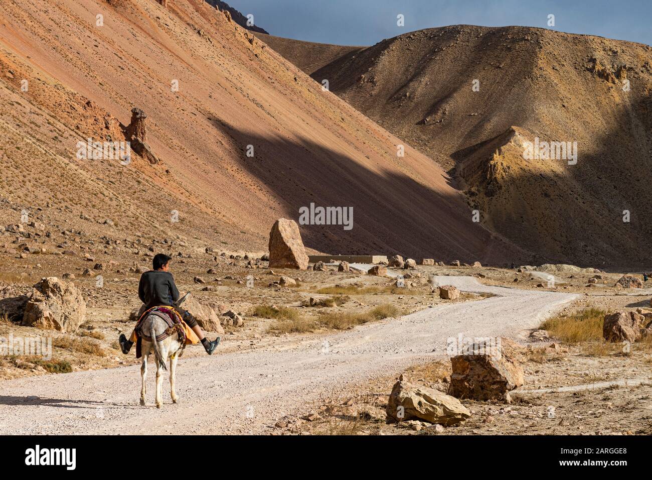 Uomo con il suo cavallo nella valle di Chehel Burj (Forty Towers fortezza), Yaklawang provincia, Bamyan, Afghanistan, Asia Foto Stock